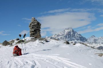 l'ometto di pietra con il Monviso alle spalle