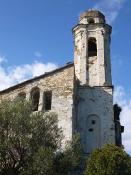 spettacolare chiesa che stà crollando