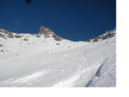 I ripidi pendii finali sovrastati dalla Gran Dent..qui dalle forme di becco