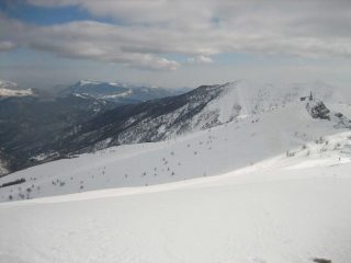 Piste da sci sotto il Cristo Redentore.