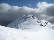 La breve cresta della Punta Frera e nubi minacciose