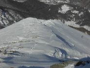 Verso l'inizio della cresta:si vede la traccia di salita e il punto di ingresso nel canalone(le tracce di discesa precedenti).