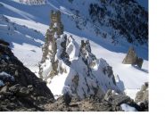 Dalla cresta di discesa ,suggestivi pinnacoli dolomitici ..ne adornano i fianchi