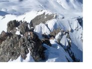 L'infida cresta ovest di salita cosi come si presenta dalla  vetta..