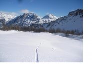 I pianori caratterizzanti l'alto vallone di Creuzet con in lontananza la C.Seuer e al centro la Charra'..
