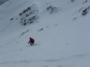 Angelo in discesa e sullo sfondo la tracia di salita