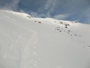 Parte alta dell'itinerario. In vista della cima, la punta a sinistra.
