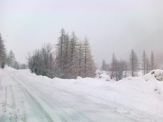 strade imbiancate al mattino