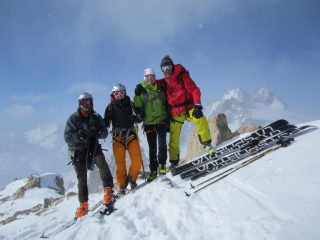 in vetta con l'Aiguille du tour alle spalle