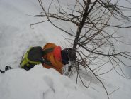 uno dei G.A.S.A.T.I. sempisepolto nella neve