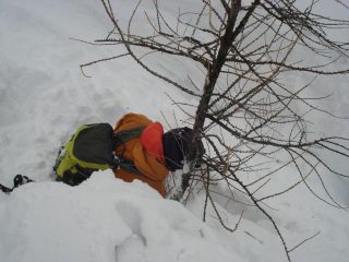 uno dei G.A.S.A.T.I. sempisepolto nella neve