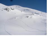 I ripidi pendii finali tra il colle e la vetta..