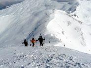 Sci in spalla verso la cima