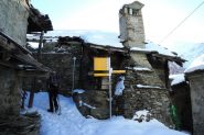 appena partiti, attraversiamo le case di Mandriou (2-3-2013)