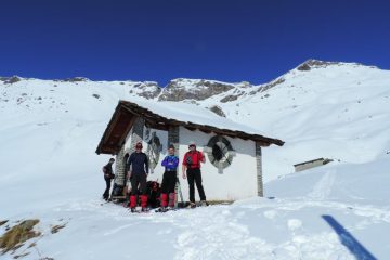 foto di gruppo alla chiesetta dell'Alpe di Vascoccia (2-3-2013)