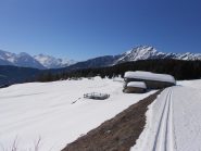 salendo lungo la pista grandes montagnes
