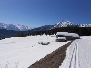 salendo lungo la pista grandes montagnes