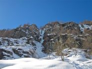 LA CASCATA VISTA DAL SENTIERO