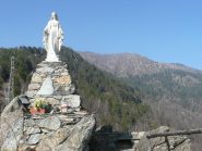 Madonnina sui rilievi rocciosi sovrastanti Fubina, indicazioni sulla strada