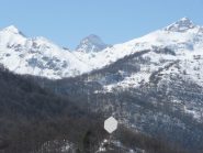 Salendo verso l'Uia emerge la Torre d'Ovarda