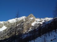 Al centro la quota 2350 a Sx il Laugera (2995) e a Dx la Cresta delle Lonze