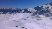dalla Punta Mezove, vista sul Grand lac e, sullo sfondo, il Colle del Lago Bianco