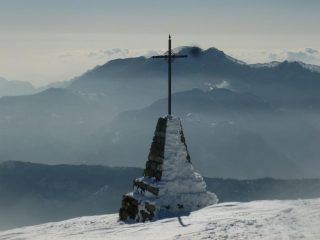la croce piccina ... decisamente più consona al sentimento religioso