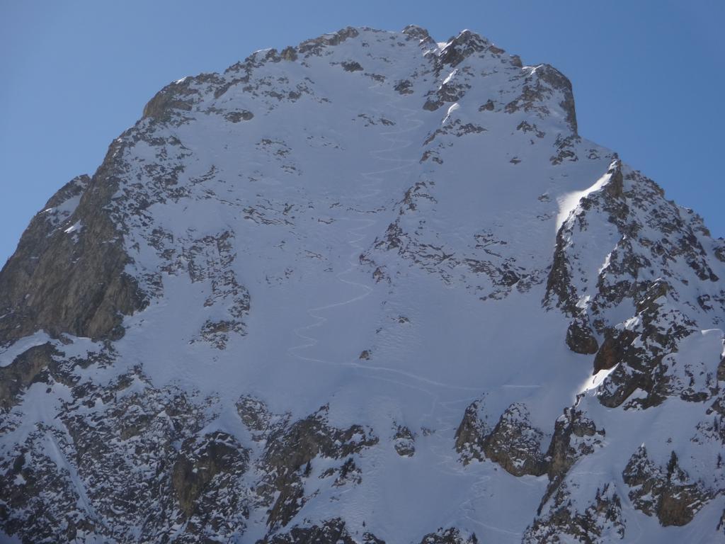 la parte alta e i disegni degli sci, visti risalendo dal colletto Valasco