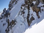 il ripido traverso sopra la barriera rocciosa