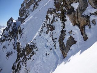 il ripido traverso sopra la barriera rocciosa
