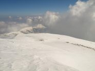 Cresta verso Est dalla vetta. Anche qui le nuvole limitano la visuale