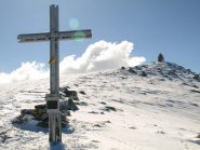 La croce e il cumulo di pietre in cima a Testa di Garitta Nuova, quota 2377 m