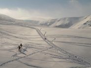 C'è chi si diverte correndo nella neve, come questo cane con i padroni