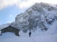 Costruzione sulla sponda settentrionale del Lac Gélé. Sullo sfondo la parete est dell'Ivertaz