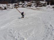 in discesa vicino al paese