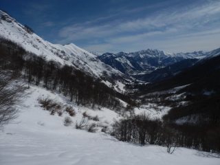 scendendo nella boschina su antipatica neve ondulata....