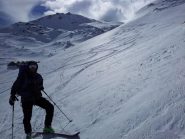 il gabbs sulla traccia di discesa, sullo sfondo il forte sulla cima