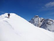 Federico arriva in vetta, a spalle la sua vela e a destra il Viso