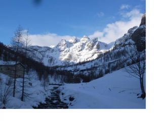 Salendo al Colle del Preit all'alba