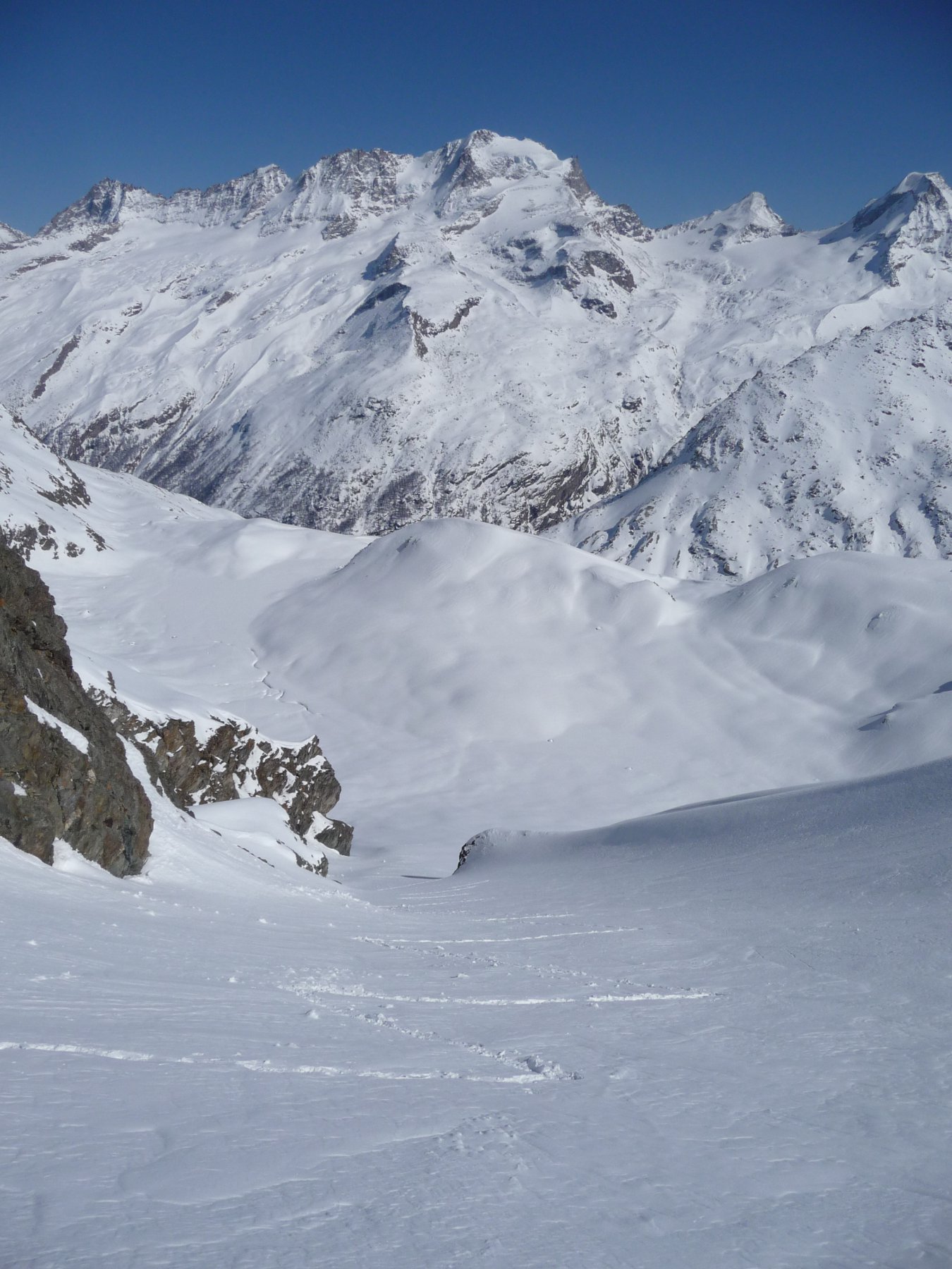 risalendo il canalone al fondo di Pian Borgno. Magico scorcio sul Gran Paradiso