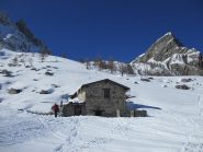 La via di salita dietro la baita