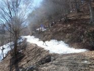 Tratto senza neve sulla strada