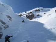 In salita a piedi nel canalino finale