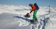 Jason si prepara a scendere con lo snowboard