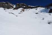 Il pianoro contro la cresta (al di là il Vallone di Torrent) dove la strada sterrata scompare.