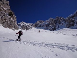 il largo pendio che porta alla base del Pizzo camino