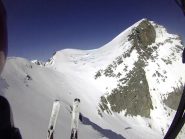 Eugenio, tra i due sci, sta pennelando la parete del Chersogno