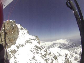 giornata con condizioni di vento propizie, si risale verso la vetta,  contro la parete sud