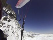 pennellando la parete sud con l'ala sinistra, il Viso ca capolino