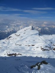 La ampia dorsale ed il Monte Rosso piuttosto lontano